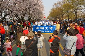 '“汉江汝矣岛春花庆典”上，天国乐团受到了市民们的热烈欢呼'