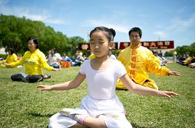 '美国大华府地区的法轮功学员恭祝师父华诞、庆祝法轮大法洪传二十一周年'