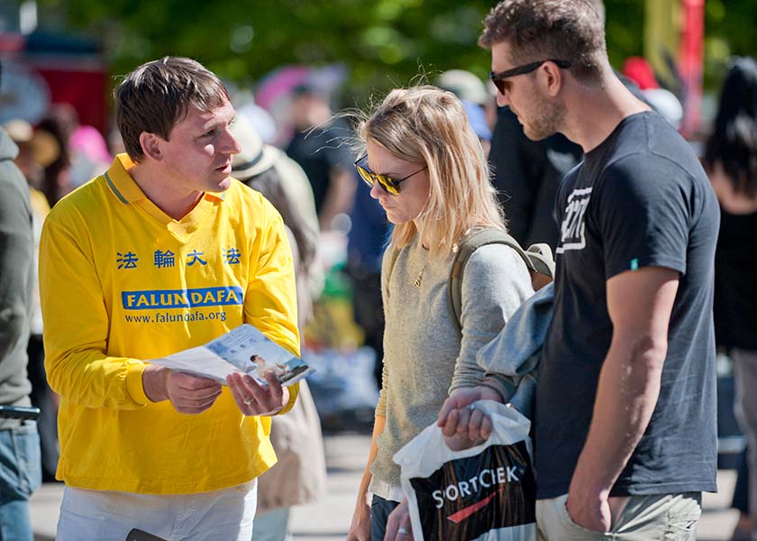 Image for article Falun Gong Practitioners from Different Countries Appeal in front of Chinese Embassy in Berne, Switzerland During the UN Human Rights Commission (Photos)